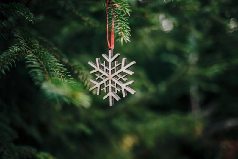 Don't Forget the Fireplace Mantle! Tips and Tricks for Christmas Mantelpiece Decoration